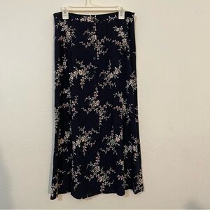Liz Claiborne Villager’s petite Floral Navy Skirt size 16P 
Maxi feminine chic